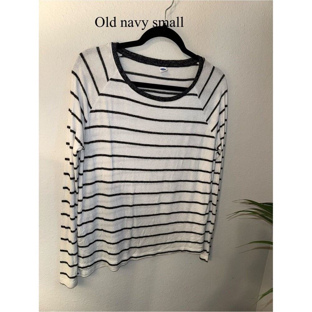 Old Navy Black & White Striped Long-Sleeve Tee